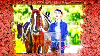 “嬌龍”月季接花儀式在昭蘇舉行，花朵已保存于當(dāng)?shù)亍皨升垙d”