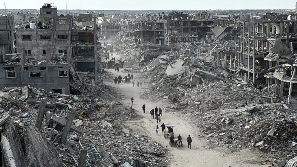 巴勒斯坦人返回加沙與家人相擁而泣