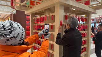 上海南京路步行街开启“年货模式”，1万张消费券今起可购买