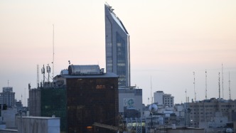 釋新聞｜美伊?xí)効赡苋∠执_認(rèn)召開，為啥外界都預(yù)設(shè)談不攏？