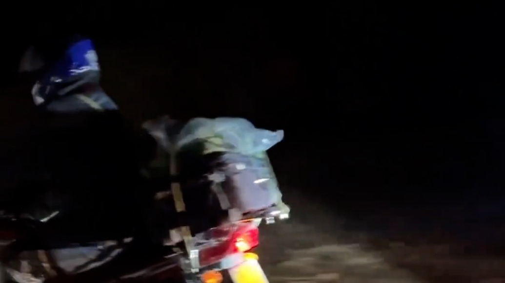 回家丨夜间在山路上遇返乡摩友，两名司机打灯护送30公里