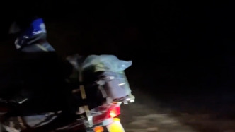 回家丨夜間在山路上遇返鄉(xiāng)摩友，兩名司機(jī)打燈護(hù)送30公里