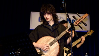 中阮也可以玩爵士，这位“美少年”让民乐器走上更大舞台