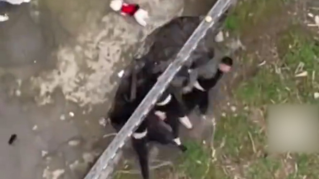 贵州一老屋露台塌陷3人跌落：幸好下方是土堆，众人均无大碍