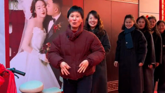 河北9个姑姑参加侄子婚礼，排成长龙送祝福