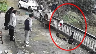 无人机拍下惊险瞬间！三人因露台塌陷坠落擦伤，宠物狗一跃脱险