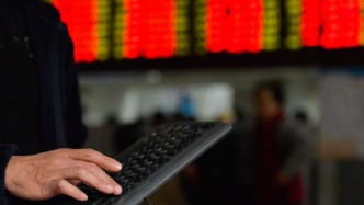 A股低開低走，縮量震蕩：大消費(fèi)逆勢(shì)走強(qiáng)，兩市成交超2.1萬(wàn)億元