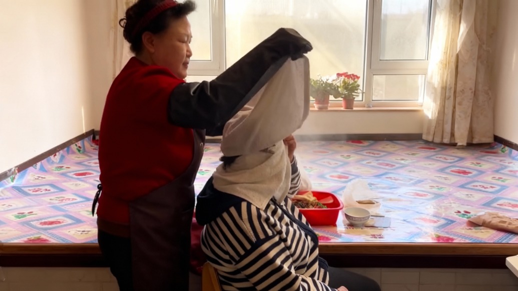 老手藝“重出江湖”！臨近春節(jié)，婆婆用大蒸鍋、熱毛巾給家人燙頭發(fā)