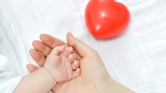 休不了假、找不到人帶娃？委員建言通過系統(tǒng)性支持實現(xiàn)生育友好