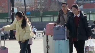 回家丨多給家里打電話，買(mǎi)房，考大學(xué)……春運(yùn)途中，他們說(shuō)著來(lái)年的夢(mèng)