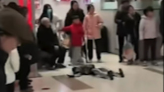 机器人商场表演时一脚踢飞路过大爷，之后双双倒地不起