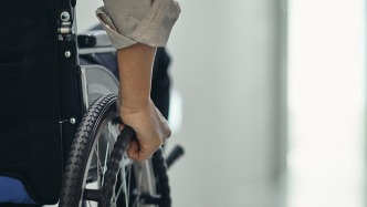 輪椅推不進(jìn)、洗手臺(tái)夠不著，代表呼吁：無障礙設(shè)施別只 “有樣子”