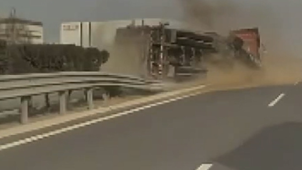 司機(jī)服藥后犯困車輛失控撞護(hù)欄側(cè)翻，后車記錄儀拍下驚險(xiǎn)瞬間