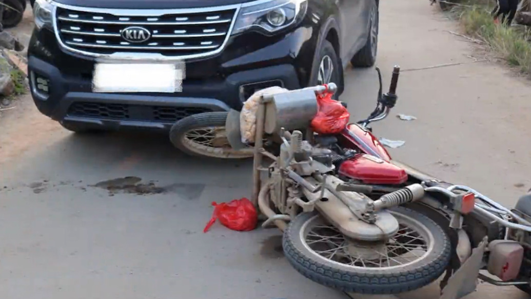 男子醉酒騎摩托一頭磕到轎車前蓋，交警：全責，吊銷駕照并刑拘