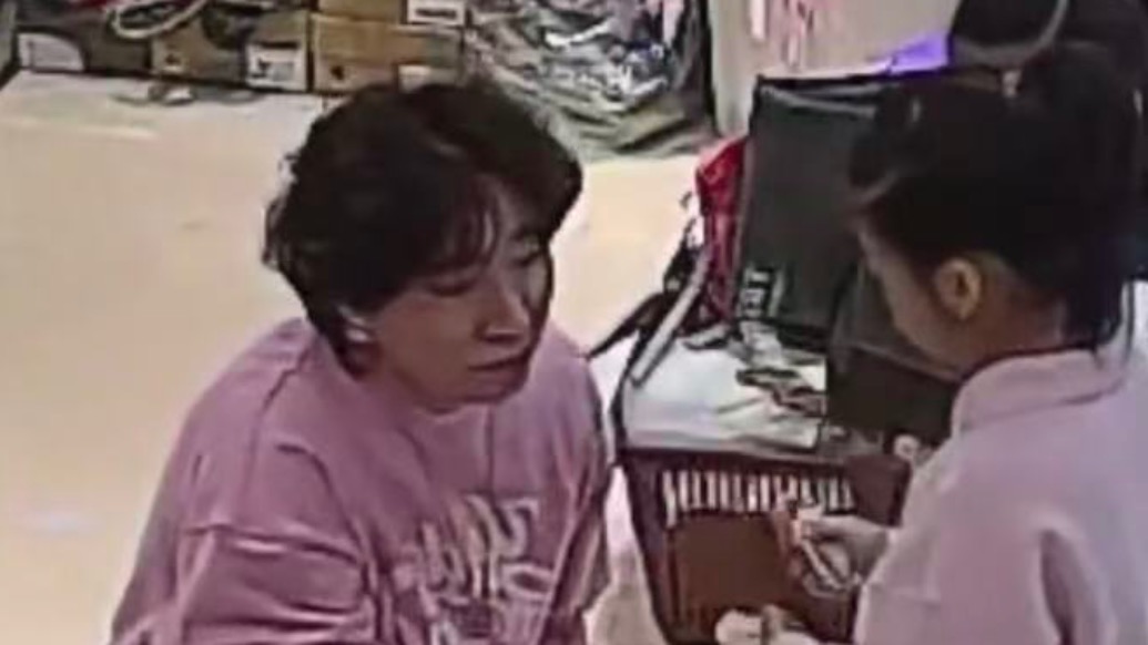 父母过年不回家,6岁女孩用零花钱为妹妹购新衣,陌生店主善意免单