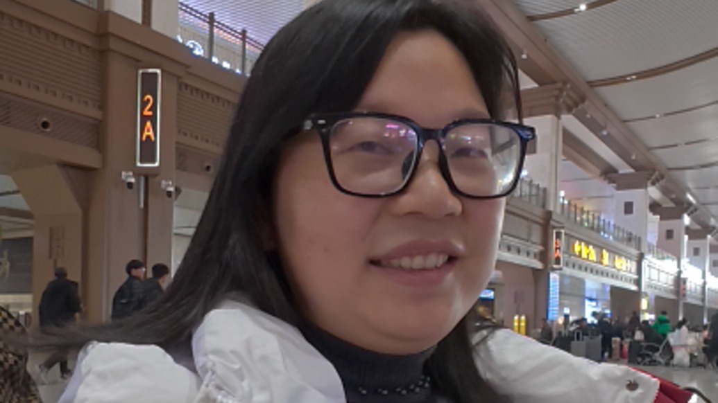 回家丨妈妈带着孩子坐18小时车回家,行李满满当当装满牵挂