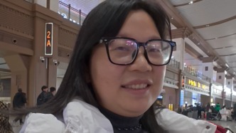 回家丨妈妈带着孩子坐18小时车回家，行李满满当当装满牵挂