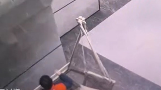 小孩楼道荡秋千时墙壁瓷砖突然脱落，社区：人没事，开发商在查原因