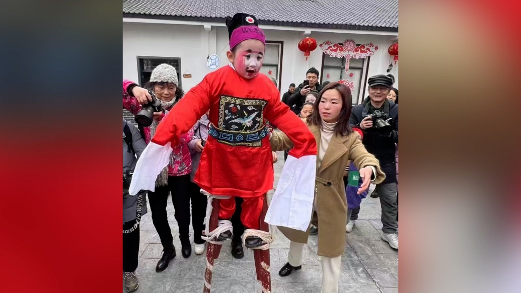 五岁小女孩踩着高跷健步如飞,扮七品芝麻官亮相民俗活动