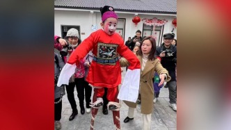 五岁小女孩踩着高跷健步如飞，扮七品芝麻官亮相民俗活动