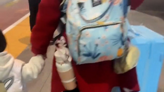 女子手牵两岁娃怀挂三月婴推着行李箱探望丈夫，过路旅客主动上前帮忙