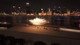 去陆家嘴滨江，看一场非遗“打铁花”