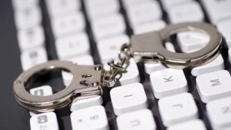 一微店電商銷售侵犯知名商標(biāo)專用權(quán)服裝，全鏈條35人被抓