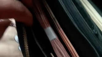 男子买花生遗落万元现金，店主母子发视频寻人物归原主