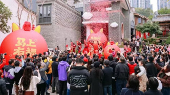 马上评｜从开放食堂到公交免费，乐见长假花式“宠客”