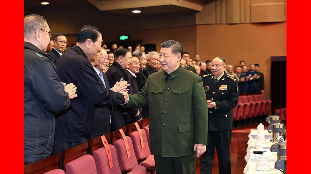 中央军委举行慰问驻京部队老干部迎新春文艺演出，习近平向全军老同志祝贺新春