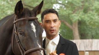 一馬當(dāng)先，萬馬奔騰，來聽聽華天如何用英語表達(dá)