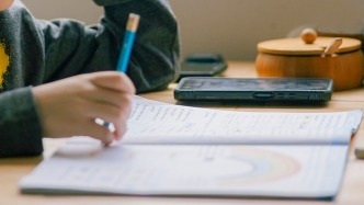 人民日报：孩子用AI写作业，你怎么看？