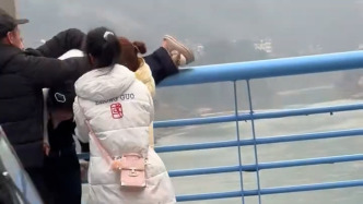 女子跳橋瞬間被路人合力救回，目擊者：珍惜生命，心事需傾訴