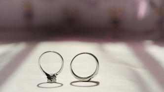 媒体：办婚礼没领证男子离世留数百万财产，女方有权分割吗？