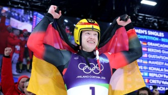 四次滑行、四破紀(jì)錄！德國選手朗根漢摘得雪橇男子單人金牌