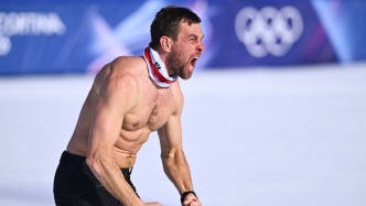 這條雪道上，冬奧英雄出“老年”