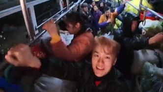 馬上評(píng)｜從“最暖的一臺(tái)車”里感知、傾聽(tīng)什么