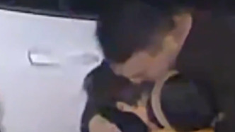 夫婦凌晨3點(diǎn)返鄉(xiāng)家中燈火通明，老人孩子等在門口