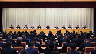 堅(jiān)決扛起政治責(zé)任，全力服務(wù)現(xiàn)代化建設(shè)，從嚴(yán)鍛造政法鐵軍！上海市委政法工作會(huì)議舉行