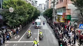 25岁海警烈士谯禾林魂归故里，市民手持鲜花迎忠魂