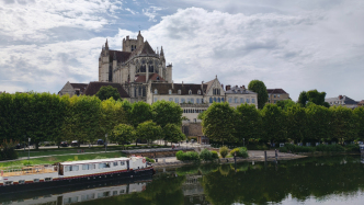 法国欧塞尔：古城文明之路与“小球会大奇迹”