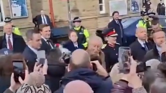 英民眾對查爾斯國王貼臉開大，當眾質(zhì)問安德魯與愛潑斯坦事件