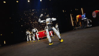 赛博年味｜机器人抢滩“春节档”：以高调技术展示，争夺关键商业赛点