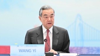 王毅出席2026年亚太经合组织第一次高官会开幕式