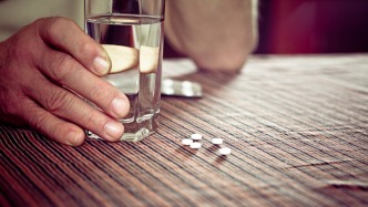 有人认为“过年吃药不吉利”自行停药，西苑医院专家答澎湃：不可取