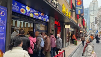 “一位難求的景象重現(xiàn)”，上海云南路老字號(hào)在南京路支馬路重聚