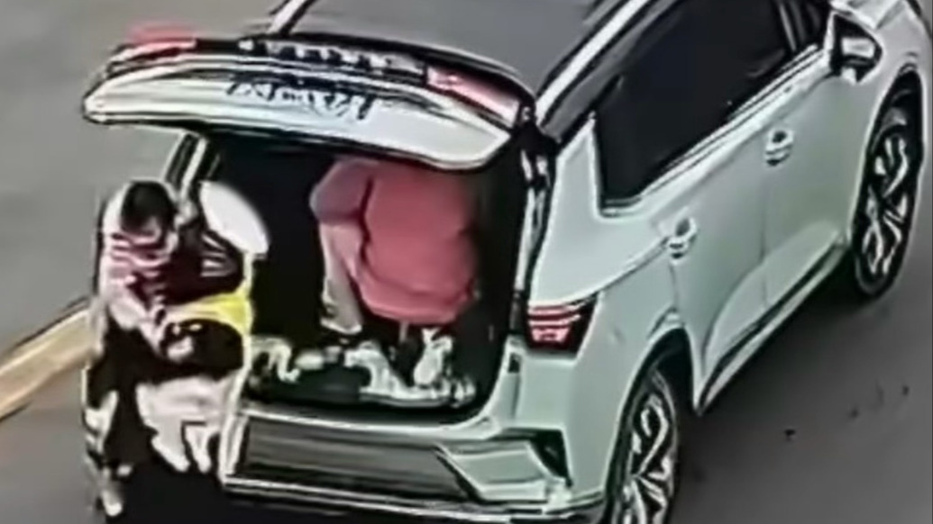 春節(jié)返鄉(xiāng)坐不下，家長把4歲和8歲孩子塞進(jìn)后備廂