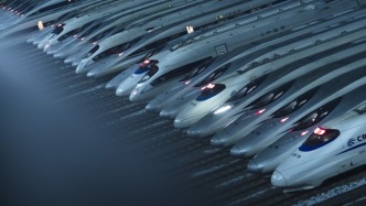 铁路春运进入节前客流高峰，夜间高铁列车陆续上线运行