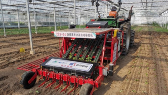 我國(guó)首臺(tái)蔬菜基質(zhì)塊苗全自動(dòng)移栽機(jī)問(wèn)世，效率達(dá)人工8倍以上