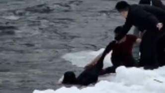 景区通报母女越过警戒线拍照落水：及时救助上岸，身体状况平稳